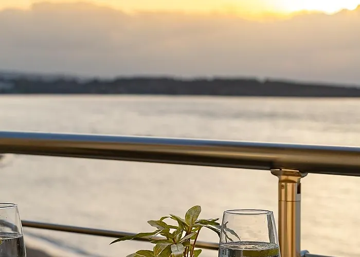 מלון דירות Neachora Beachfront 3*