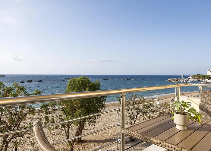 Neachora Beachfront מלון דירות חאניה