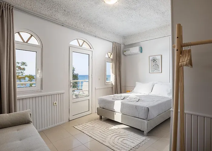 מלון דירות Neachora Beachfront 3*