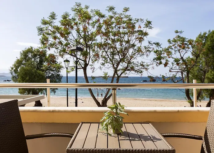 מלון דירות Neachora Beachfront 3*