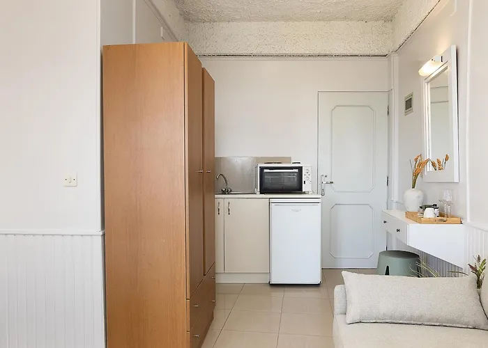 Aparthotel Neachora Beachfront 3*